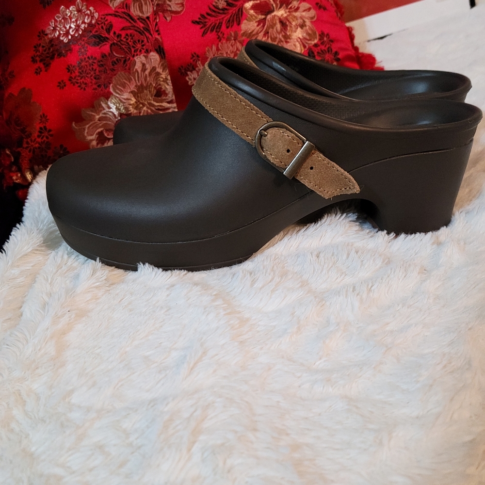 CROCS clogs